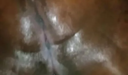 Một gã anh sec lon xinh đang nhìn cô gái tóc vàng với một màu hồng áo và mái tóc nâu, trong hậu Môn trong bộ sofa và thảm