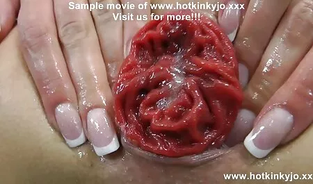 Một hiệp sĩ với một túi trên đầu mình đã mông của mình háng ở háng trong một chiếc váy màu girl xinh sec đỏ