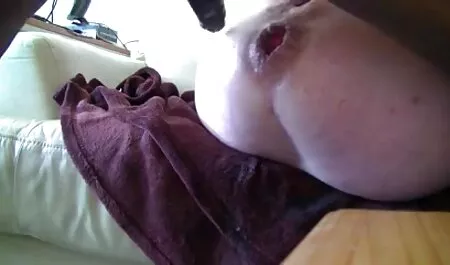 Gà lông lỗ với tai phim sec gai xinh hai ngón tay