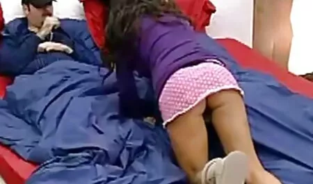 Cô ngồi trên mặt người đàn ông đó và sau đó bơm trung vào xem gai sec dạ dày của mình