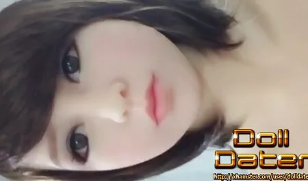 Cô gái sec gai nung lon cố gắng để trả tiền mua hàng của họ trong một cửa hàng với thổi kèn
