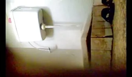 Lilianne sec gai ngon cho một cô gái tóc vàng ở phía trước, cao