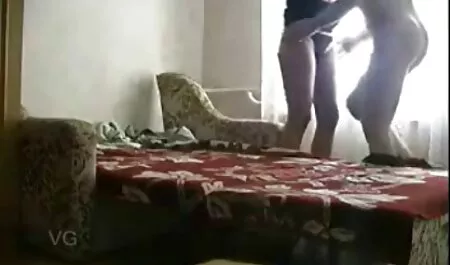 Có quần áo phụ nữ và người đàn ông trần truồng, Tiệc xem phim sec gai xinh tùng, trong văn phòng