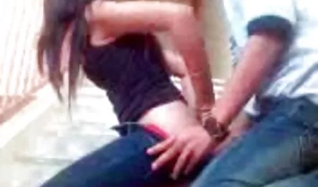 Đẹp, mèo mẹ, trong hậu sec gai non môn tàn bạo.