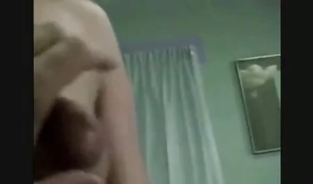 Tình nhân anh gai sec trẻ trêu chọc một ông già trong phòng tra tấn