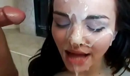 Một người xem gai sec đàn ông đeo kính ngăm đen và chèn eldak vào cô ấy