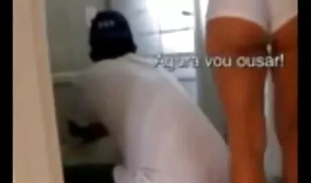 Khỏa thân tóc anh gai sec vàng bị ung thư, và cô ấy bị cắt mũ