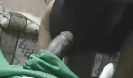 Nga, người giúp việc gai sinh sec da thịt Gà của mình tinh ranh giữa ngực cô