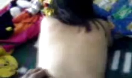 Torre Hahal Nga trong một công ty sec xinh lớn với một đồ chơi