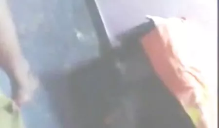 Giàu đồng hôn trên môi, sau đó liếm và chà xát âm đạo của họ trên chiếc ghế dài sec girl xinh Xám