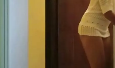 Người đàn ông thích làm sec dit gai xinh việc với lưỡi