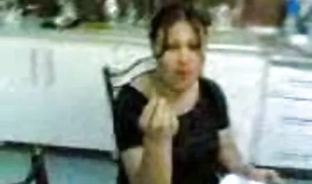 Cô gái với áo và quần trong âm đạo bằng máy sec gai xinh tình dục và rung