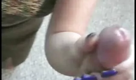 Mẹ, cho gái đạo, đồ chơi sec gai tre ở phía trước của webcam
