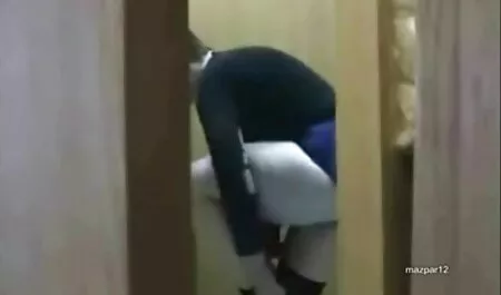 Người đàn ông đó ép châu Á to béo, và cọ xát nó sec gai nung lon ở háng