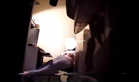 Cô gái tóc phim sec gai cuc xinh vàng hạnh phúc để phục vụ cho các khách hàng trong một phòng massage