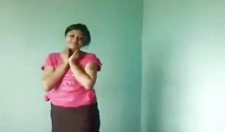 Phụ nữ trẻ palpating hậu môn con sec gái đẹp