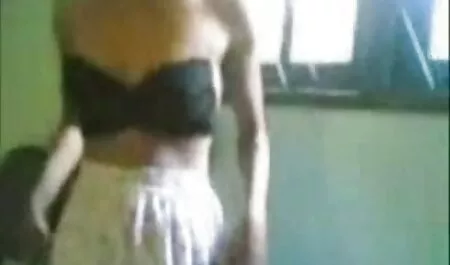 Cô gái với lớn phù hợp với quần áo ren sec gai sinh