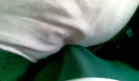 Bốn người da đen để trồng một thân cây lớn trong cổ gai dep chat sec họng, miệng và Mẹ
