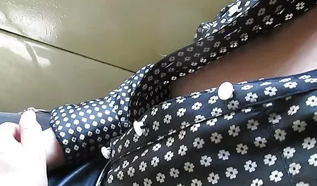 Anh chàng da đen trong một diễn xuất, điều chỉnh một anh sec lon xinh quý bà trong đít