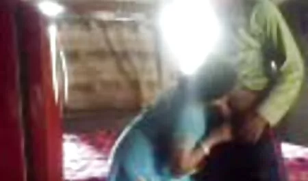 Một nga với ngón tay, thổi kèn và làm tình với phim sec gai sinh một người bạn trên chiếc ghế
