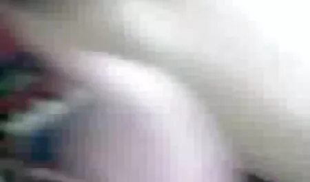 Xăm kẻ lăng nhăng kéo một cô gái sec gai non tóc vàng trên cầu thang