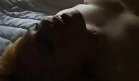 Một người đàn ông di chuyển phim sec gai to các Chốt trong giày, ngồi xổm phát triển ở trong sân sau