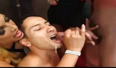 Hai phụ nữ Mỹ với bộ ngực đẹp bằng một cửa sổ và làm tình sec gai xinh trên giường