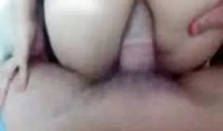 Tóc đỏ người mẫu trong một chiếc áo cánh, với một dòng cổ sec dit gai xinh cho người biểu diễn một miệng gần ngựa