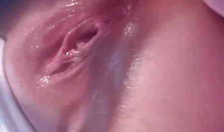 Hahal trong ngự lâm quân phục đẩy ngón tay của mình vào một phụ nữ da đen mồm và sec gai ngon đóng đinh cô gái trên bàn