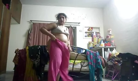 Carmen, Caliente mỉm sec gai xinh cười khi cô đẩy bóng